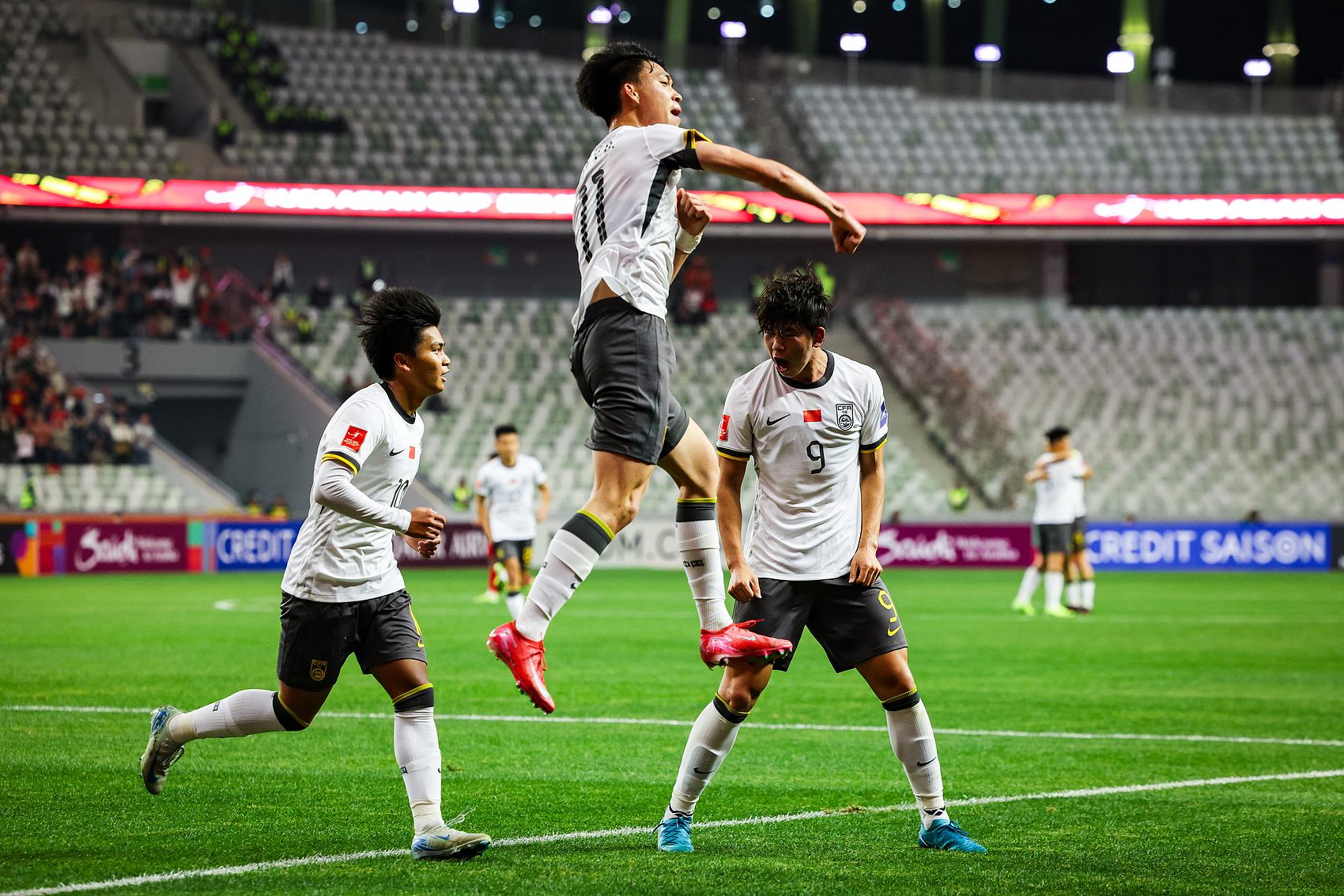  全面壓制！國青半場控球率高達7成，射門比9-3，造對方3張黃牌