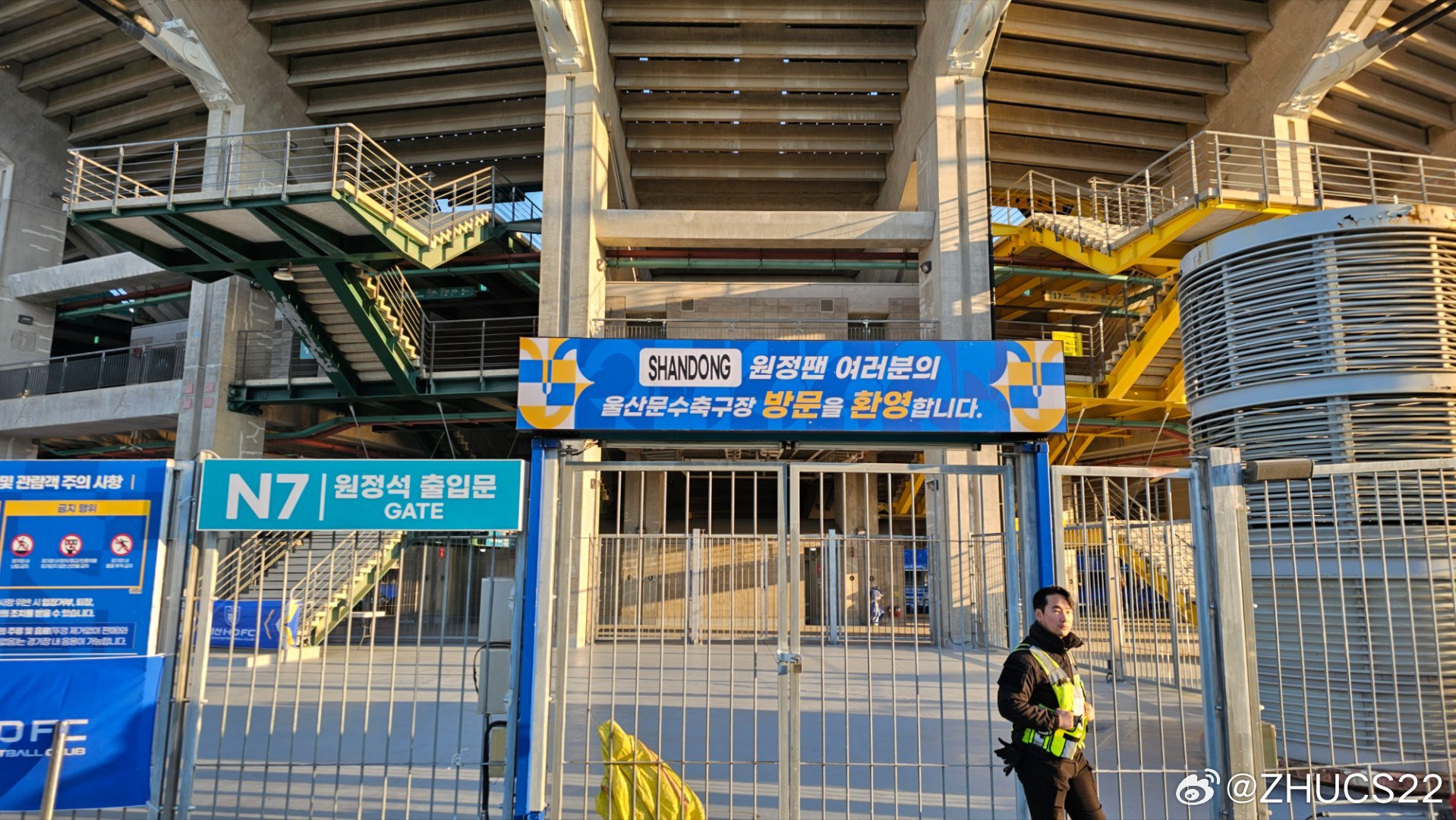  博主：蔚山現(xiàn)場工作人員、轉(zhuǎn)播車、安保在準備撤場，場外一片安靜