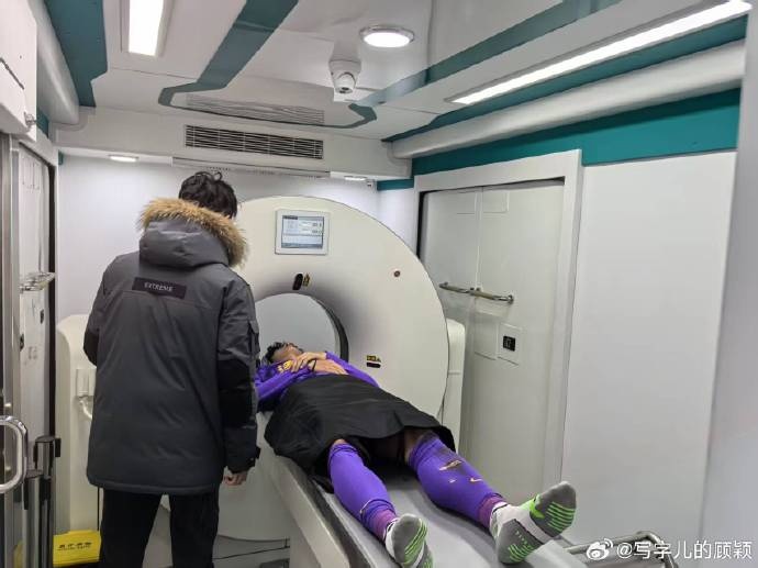  補時階段頭部被撞，天津記者：目前謝維軍正在醫(yī)院接受檢查