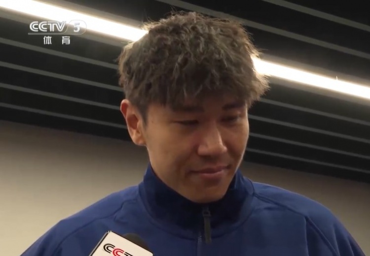  鐵漢柔情！三鎮(zhèn)球員劉奕鳴探望患病小球迷時(shí)哽咽