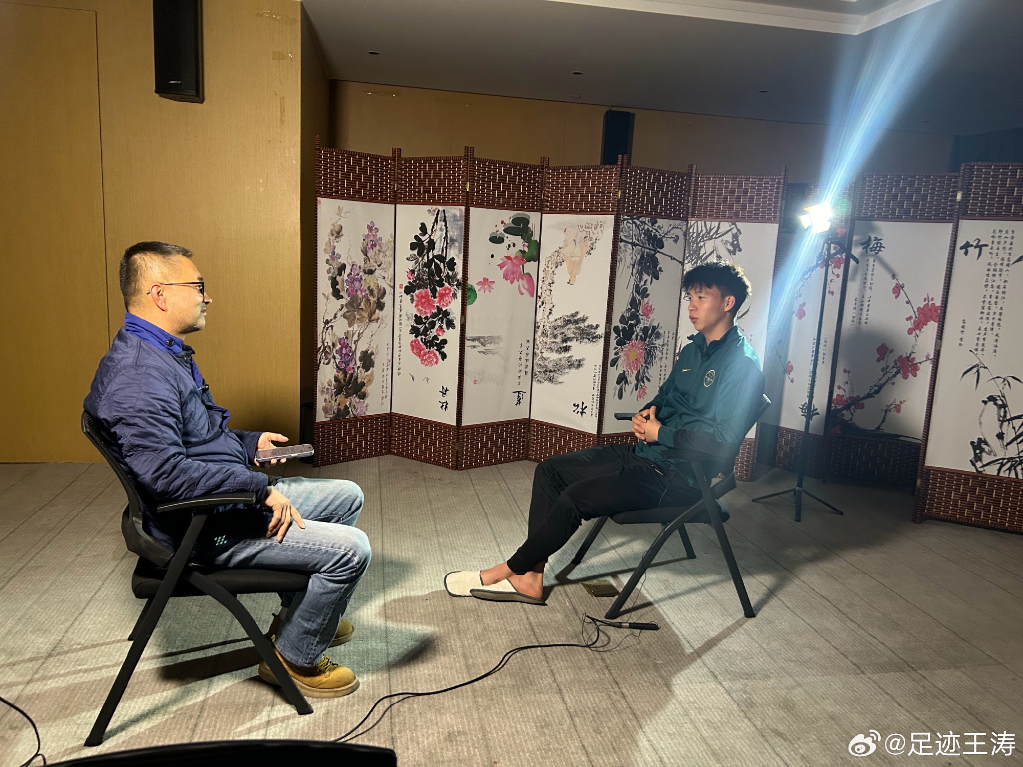  記者：王鈺棟視韋世豪為偶像&想加他微信，現(xiàn)進(jìn)了國(guó)足不知加到?jīng)]