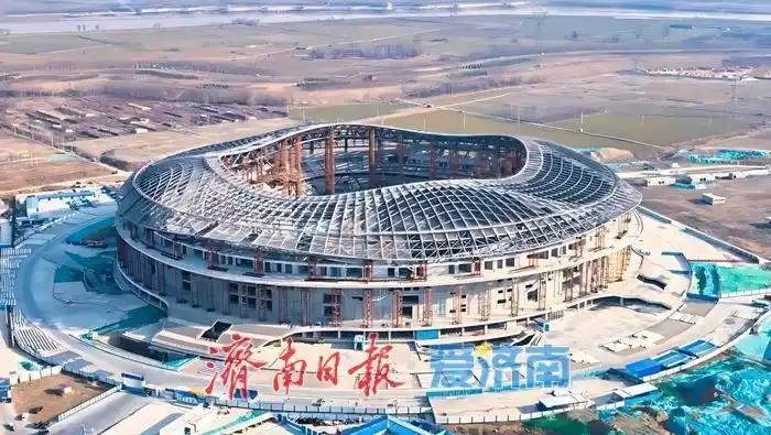  魯媒：戴上1.6萬噸“鋼鐵巨冠”，黃河體育中心球場完成屋蓋施工