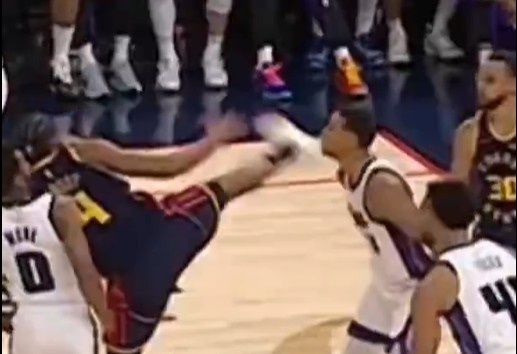  抬腳過高踢到了對手下巴！NBA官方：穆迪這一動作被判1級惡犯