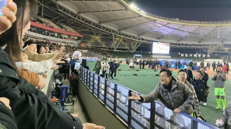  中國香港明星足球隊40載巡回賽樂山站，1-2不敵海浪明星足球隊