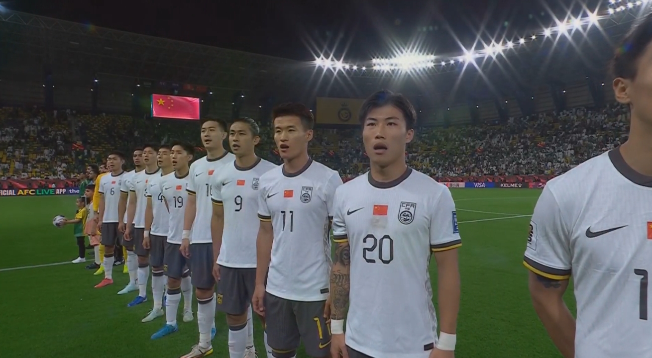  大戰(zhàn)一觸即發(fā)！賽前國(guó)歌儀式，國(guó)足首發(fā)11人高唱國(guó)歌
