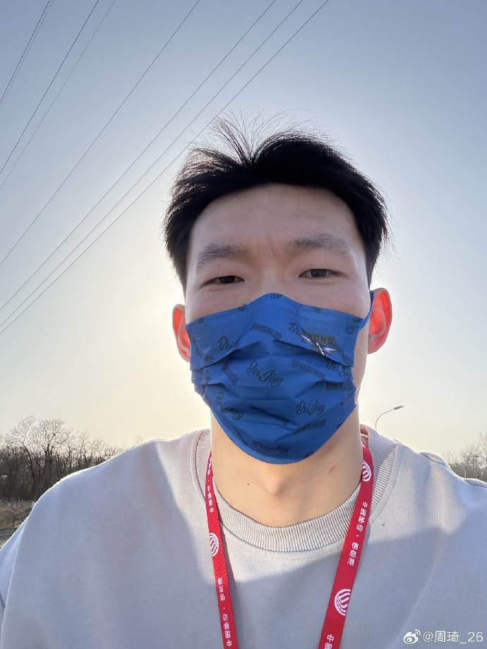  悠閑！周琦騎京牌電動車出行：太陽出來了 開京牌兜兜風(fēng)！