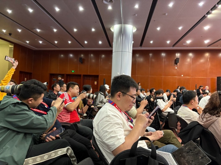  萬眾矚目！記者擠滿國足賽前新聞發(fā)布廳，賽場記者預計超300人