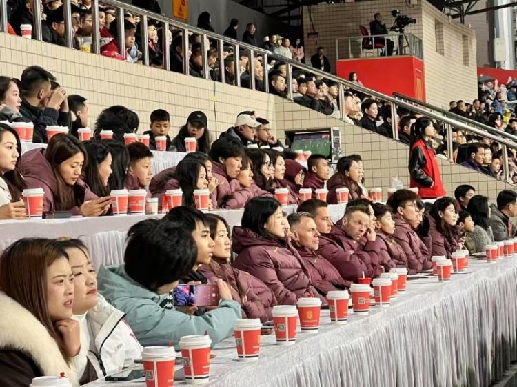  北青體育：中國女足現(xiàn)身中甲賽場，觀看重慶銅梁龍vs遼寧鐵人