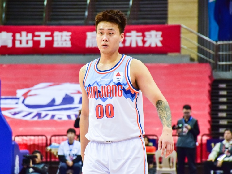  狀態(tài)不俗！趙睿半場9中4拿到15分5籃板