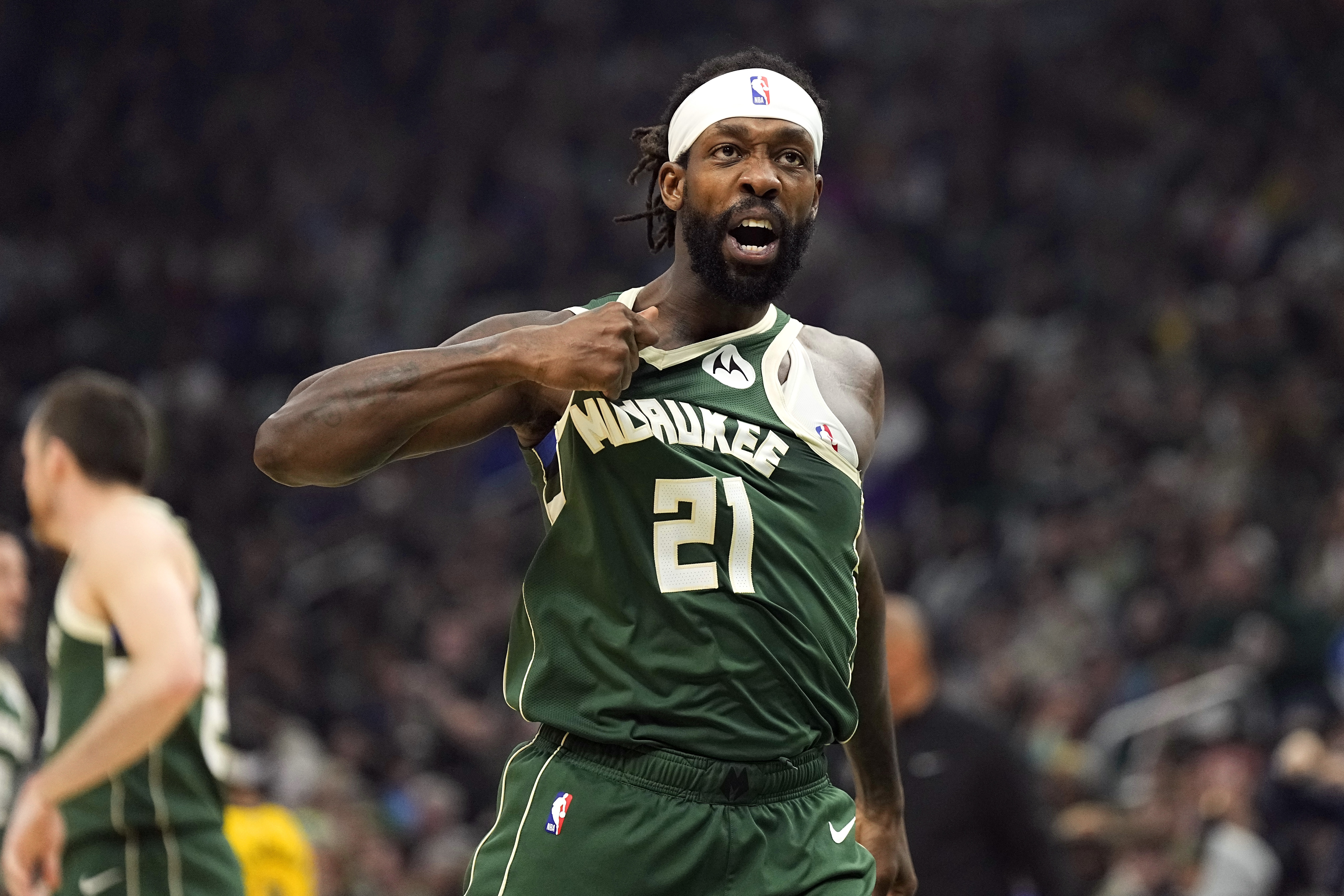  此前被NBA停薪禁賽4場！兩名步行者球迷起訴去年用球砸人的貝弗利
