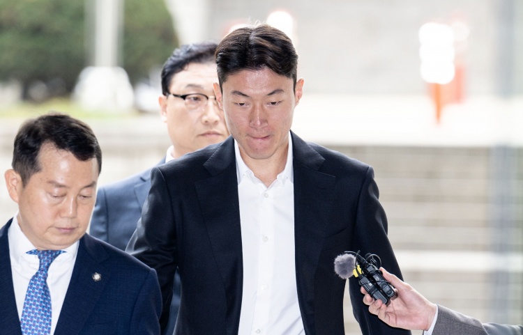  韓國(guó)國(guó)腳黃義助非法拍攝不雅視頻，一審被判有期徒刑1年緩刑2年！