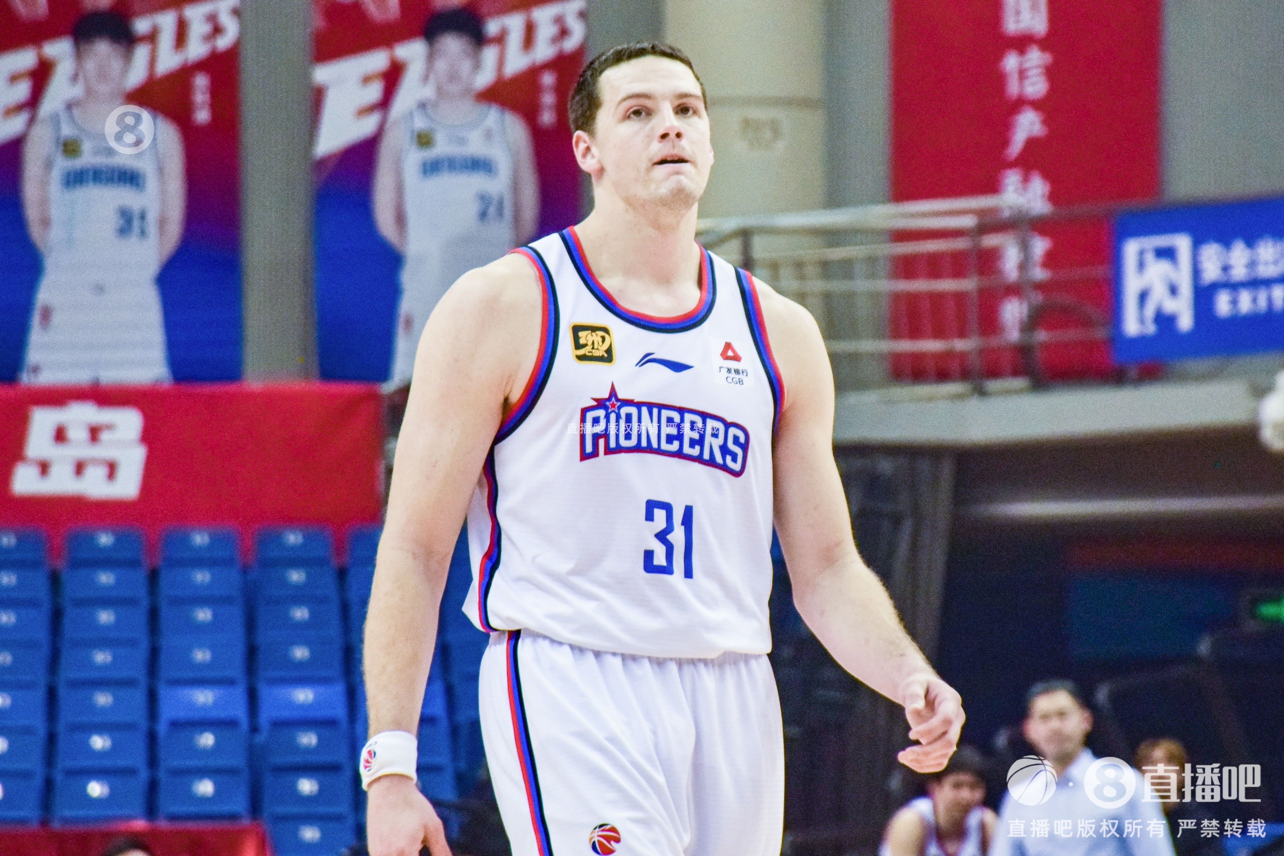  手感來遲了！大衛(wèi)-詹姆斯19中7&三分10中4拿到18分15籃板